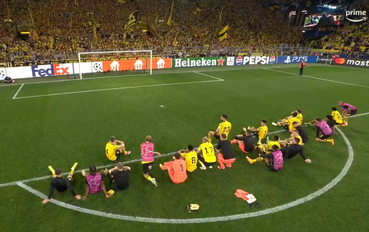 Bellissimo e molto rispettoso il saluto del Borussia Dortmund col pubblico! Vittoria importante. Spero vadano in semifinale #BVBPSG 1-0