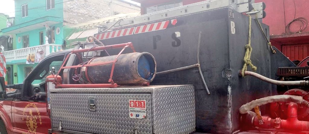 En Francisco Sánchez y Emiliano Zapata, Col. Santiago Ahuizotla, @AzcapotzalcoMx, a consecuencia de fuga en la instalación de un cilindro de gas LP con capacidad para 20 kg, se registró un flamazo, sin lesionados. @Bomberos_CDMX controlaron la fuga y personal de la #SGIRPC dejó…