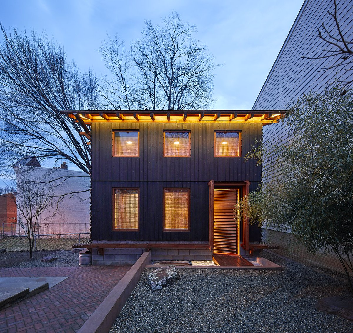 Inspired by how birds build their nests, architects Jack Becker & Andrew Linn wove the partition walls of their Grass House out of willows & a bamboo structure. Tall & thin, the backyard ADU is a natural-materials wonder. Watch the video by @kirstendirksen faircompanies.com/videos/tranqui…