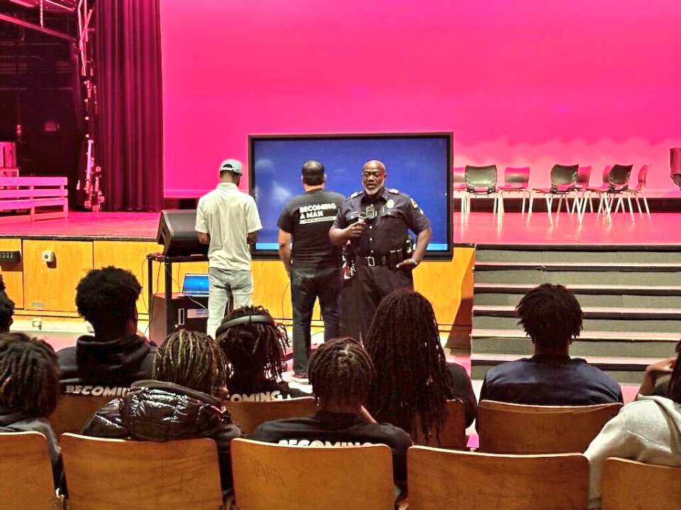RedbirdDPD's tweet image. ROC Officer Cross @DWCarterHS talking to scholars in the Becoming A Man program... Honored to be a part of this tremendous effort. @DallasPD