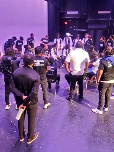 RedbirdDPD's tweet image. ROC Officer Cross @DWCarterHS talking to scholars in the Becoming A Man program... Honored to be a part of this tremendous effort. @DallasPD