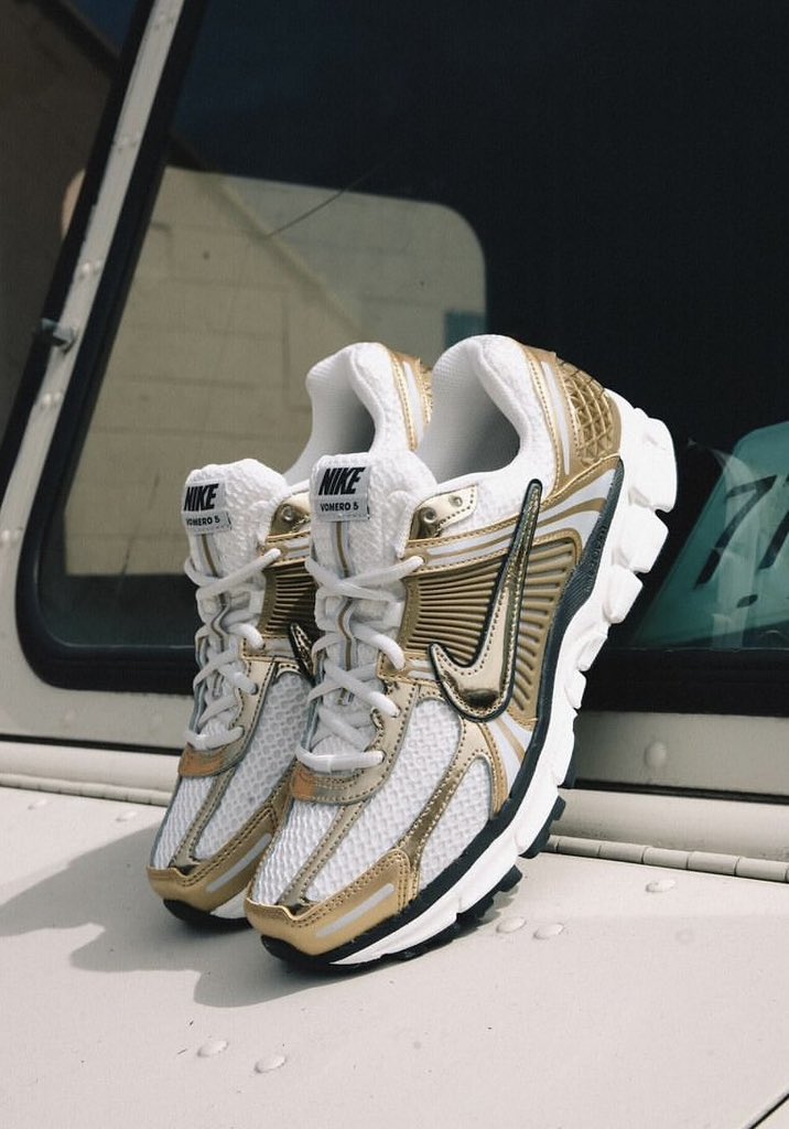 Ad: NEW Nike Zoom Vomero 5 ‘Photon Dust/Metallic Gold’ dropped via Nike US ⚜️ Shop: howl.me/cl97FCKbWpF