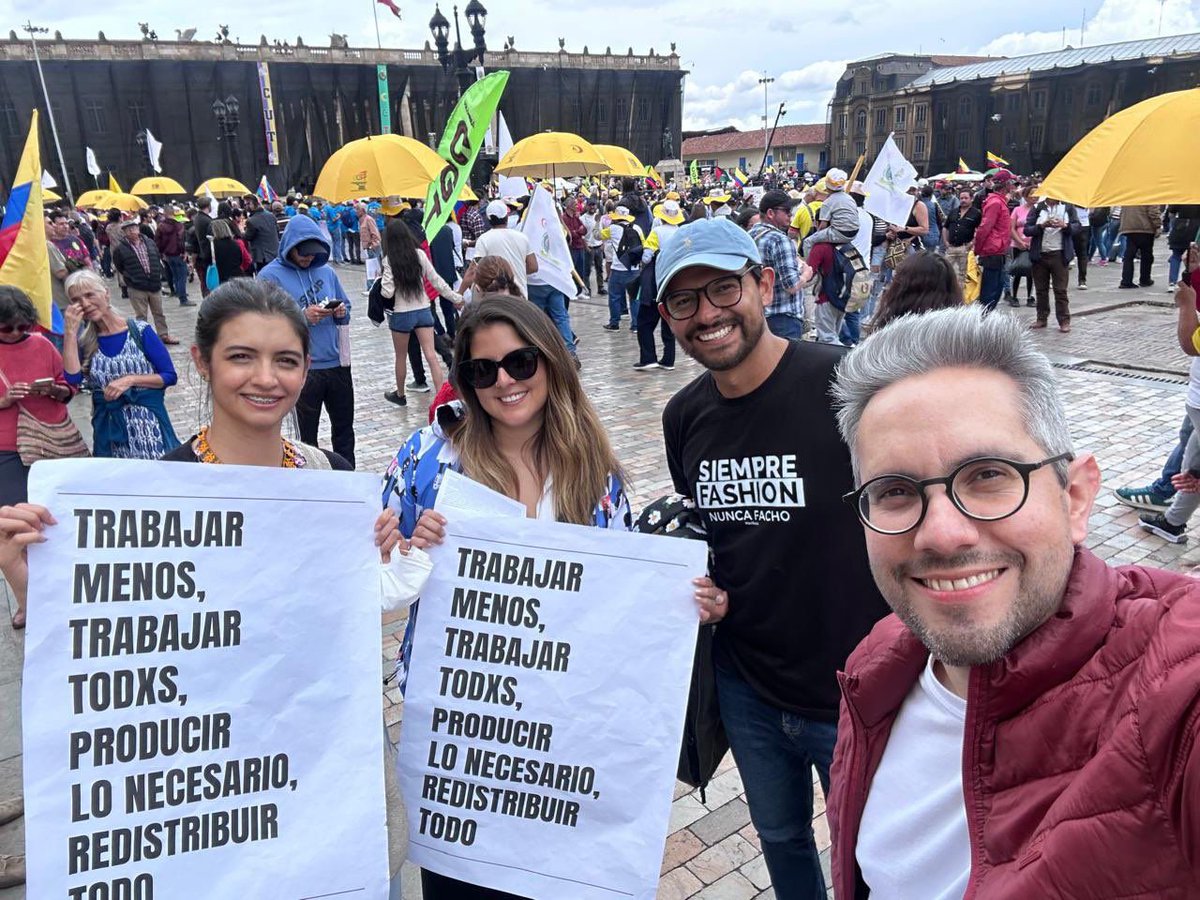 “Trabajar menos y redistribuir todo”, es la fórmula de estos genios, el de rojo es un subdirector del DNP -de prospectiva y desarrollo nacional nada menos-. Háganme el favor.

Y así quieren que seamos Noruega 😂🤡