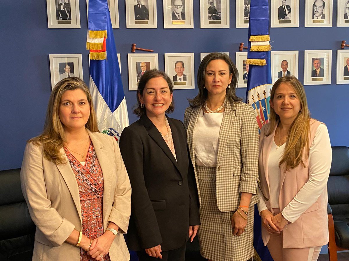 La Secretaria de Acceso a Derechos y Equidad @PlataMcp, la Directora de @OEA_Inclusion @BeticaMunozPogo y la Jefa de @OEA_SocCivil @paucoet se reunieron con la Representante Permanente de @RDenOEA 🇩🇴 EMB Mayerlyn Cordero para abordar la agenda de inclusión social y sociedad civil