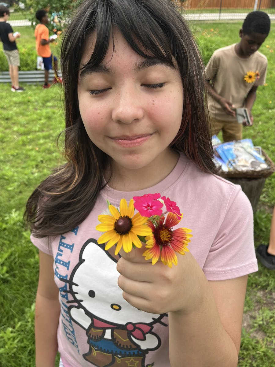 April ⛈️showers⛈️ bring May 💐flowers💐! @readygrowgarden @SinclairPTO @HoustonISD #GardenDay #springblooms #floral