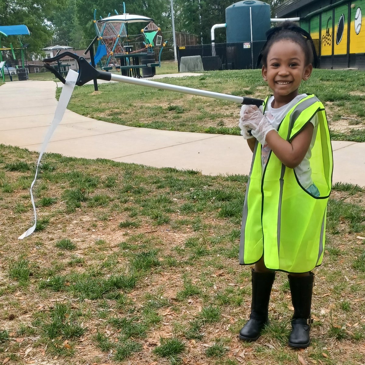 The McGirt-Horton Branch's celebration of Earth Day was a success! Equipping ourselves with safety vests, trash grabbers, bags, and gloves, we picked up litter around the library and Peeler Recreation Center. Afterwards, we met with Stormwater SMART for a presentation. 💚🌎💚