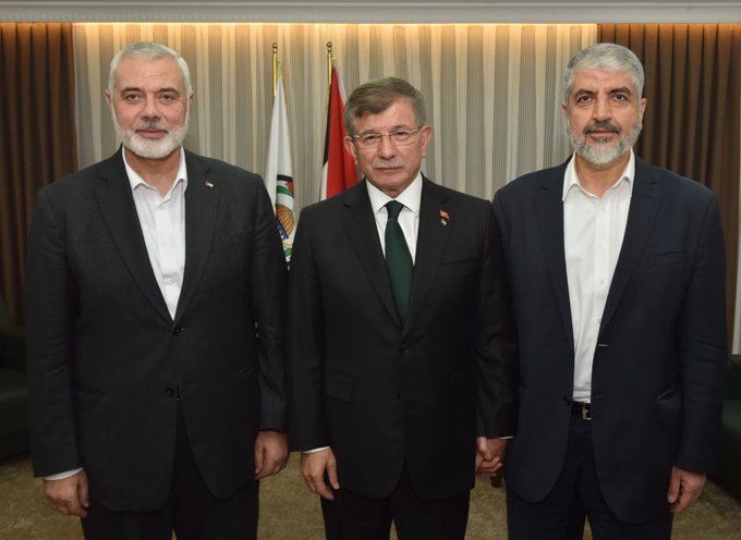 Katar'dan kovulduktan sonra merkez üssünü Türkiye'ye taşıyan Hamas Terör Örgütü'nün son konuğu Ahmet Davutoğlu (ortadaki) oldu.