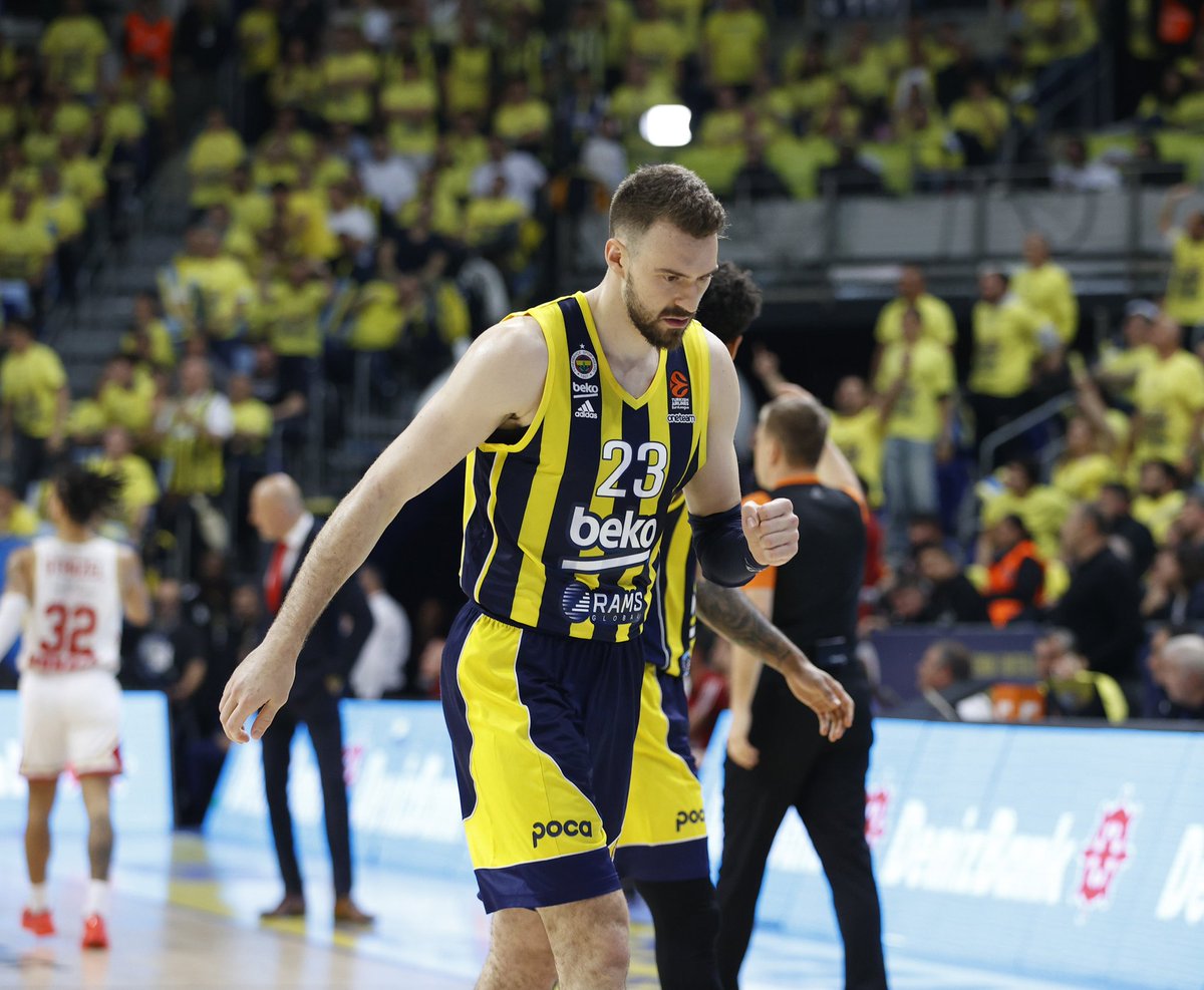 BU AKŞAM BÜYÜK OYNADI! 🫡 Playofflarda herkese, her oyuncuya fazlasıyla ihtiyacımız var. Marko bugün arzuladığımız gibi oynadı, kritik anlarda maçın sonlarında da güven verdi. F4 yolunda, o böyle oynadığında çok daha iyiyiz.