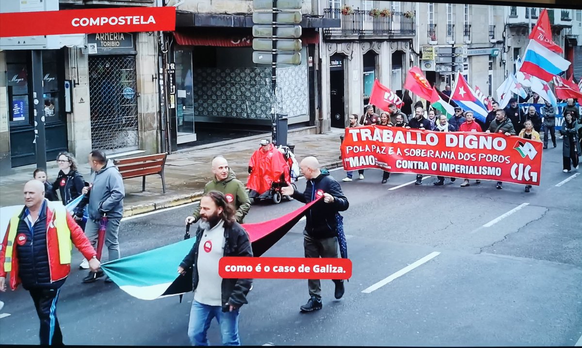 Bandeiras do eixo antiimperialista namobilizaçom de Compostela