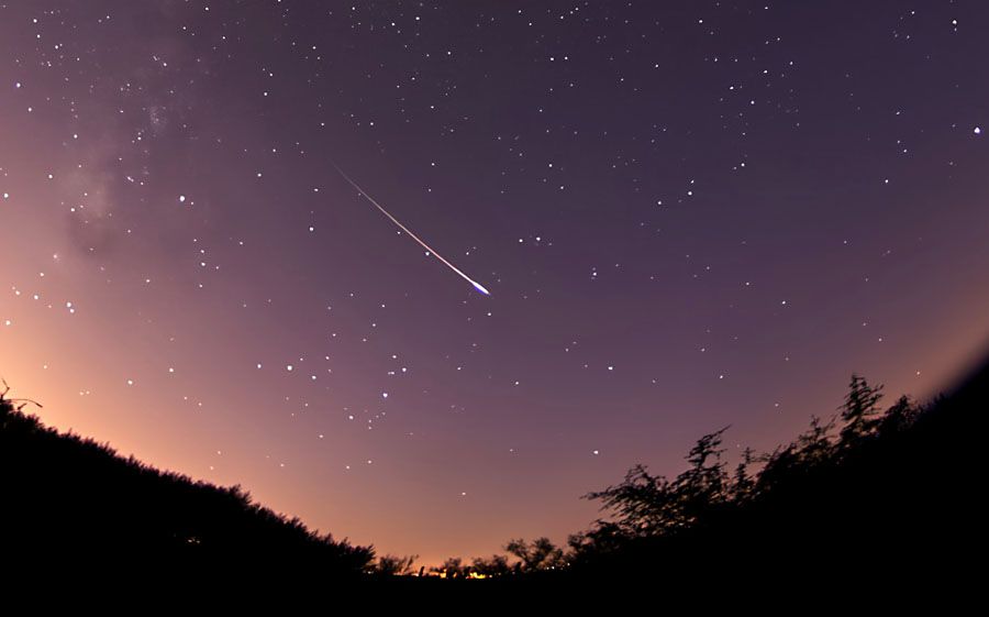 You might be tempted to sleep through this annual shower but then you’d miss seeing some of the fastest meteors around. Not to mention their parent is the most famous comet of all. buff.ly/4blgpr4