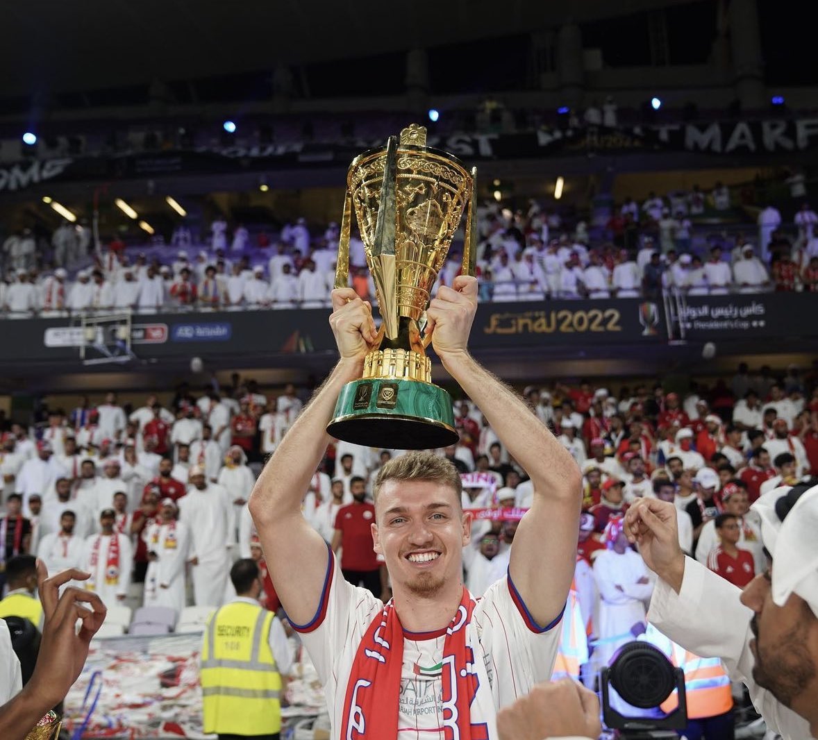 iFahod10's tweet photo. تاريخي !

قوستافو يملك فرصة لأن يصبح اول لاعب اجنبي/مقيم يحقق بطولة (كأس رئيس الدولة) لثلاث سنوات متتالية 
👏👏👏

* ماجد حسن صاحب الرقم الأفضل بتحقيق ٤ كؤوس متتالية https://t.co/s40h4l9wBa