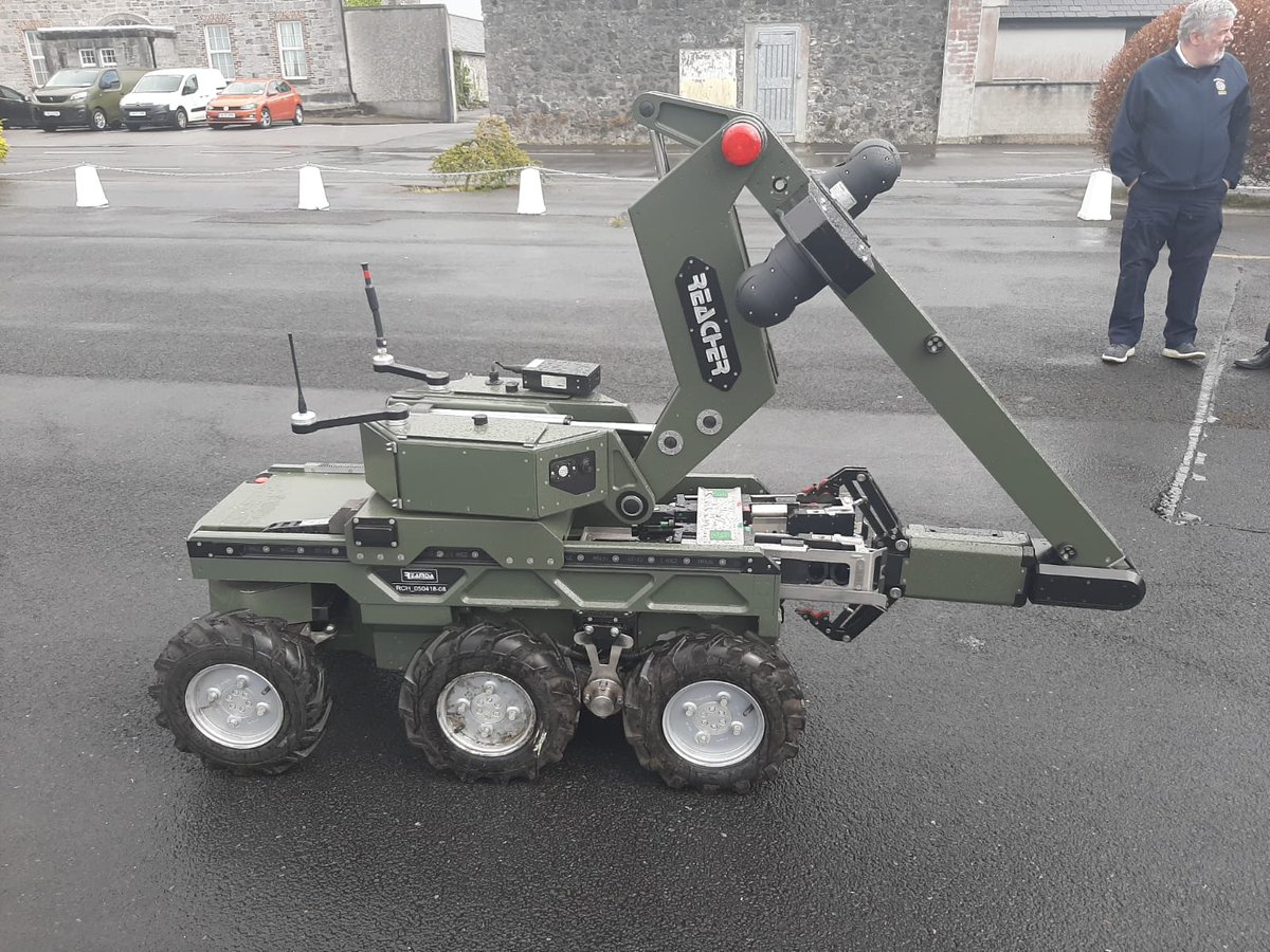 Members of Western Region Major Emergency Mgmt Groups attended a special demo & briefing session hosted by Capt John ODonnell @defenceforces featuring the Aero Medical & Explosive Ordnance Disposal Teams in Custom Barracks Athlone @HSELive @GalwayCoCo @MayoCoCo @roscommoncoco