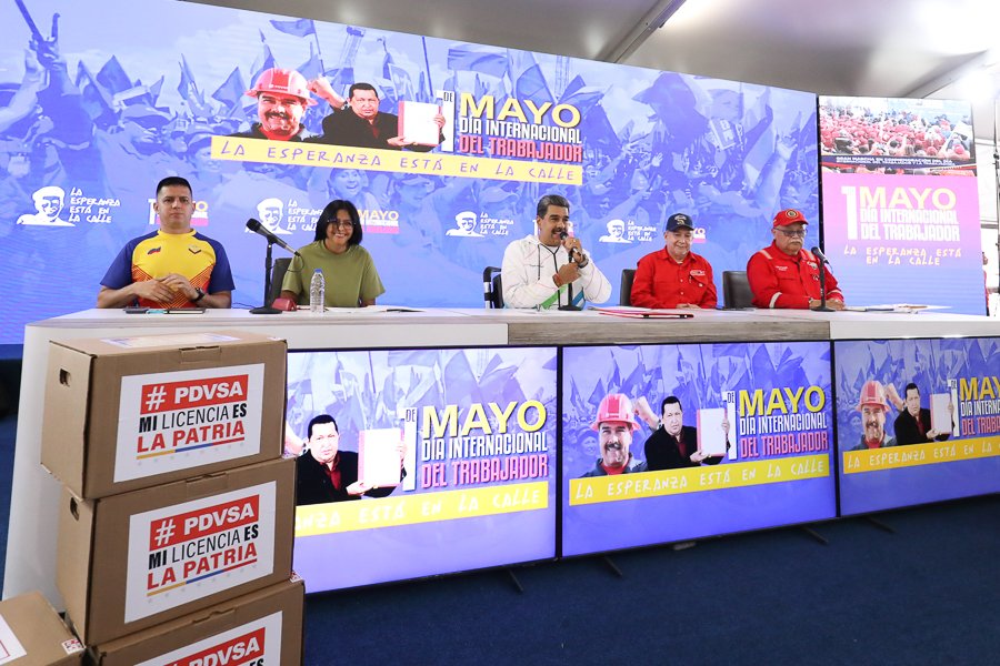 #Anuncio El presidente @NicolasMaduro adelantó que hará un conjunto de anuncios de la clase obrera revolucionaria, tras informar que en asamblea con trabajadores de la industria petrolera nacional, recibirá firmas de los trabajadores y trabajadoras de Pdvsa. “Tenía esta asamblea…