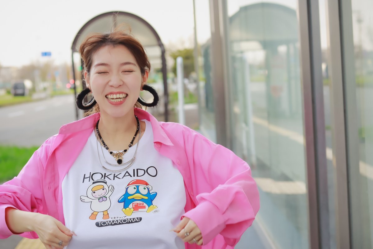 とまチョップとドンペンのコラボTシャツ✨色は美月さんが着ている白の他に黒もあるよ👕 singer : 美月さん (@Mizuchin_83) #美月 #とまチョップ #ドンペン #歌手 #シンガー #singer #artist #ポートレート #portrait #photography