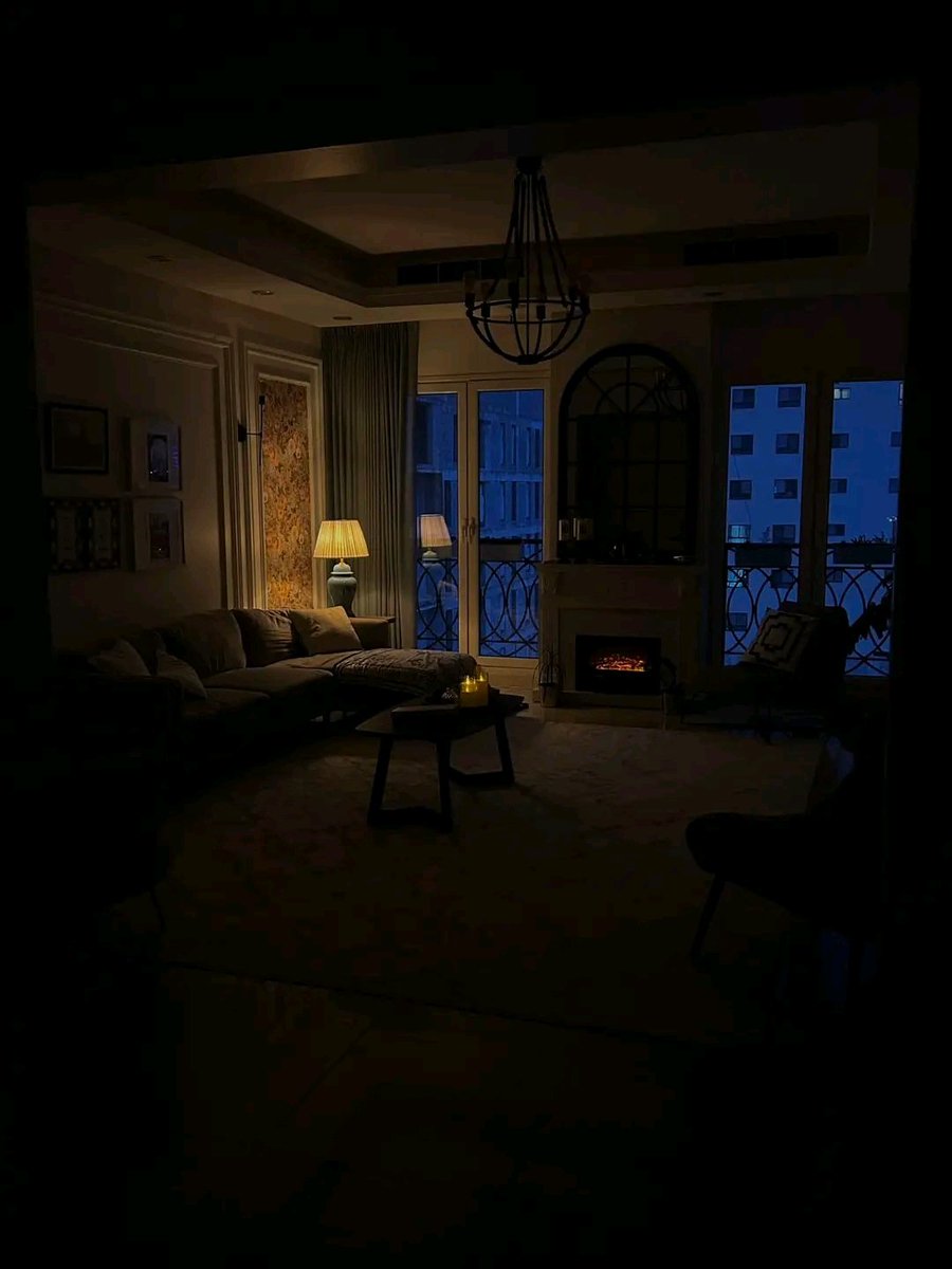 أنا ممكن أقضي باقي حياتي ف الإضاءه دي
أنا عدوة النور الأبيض