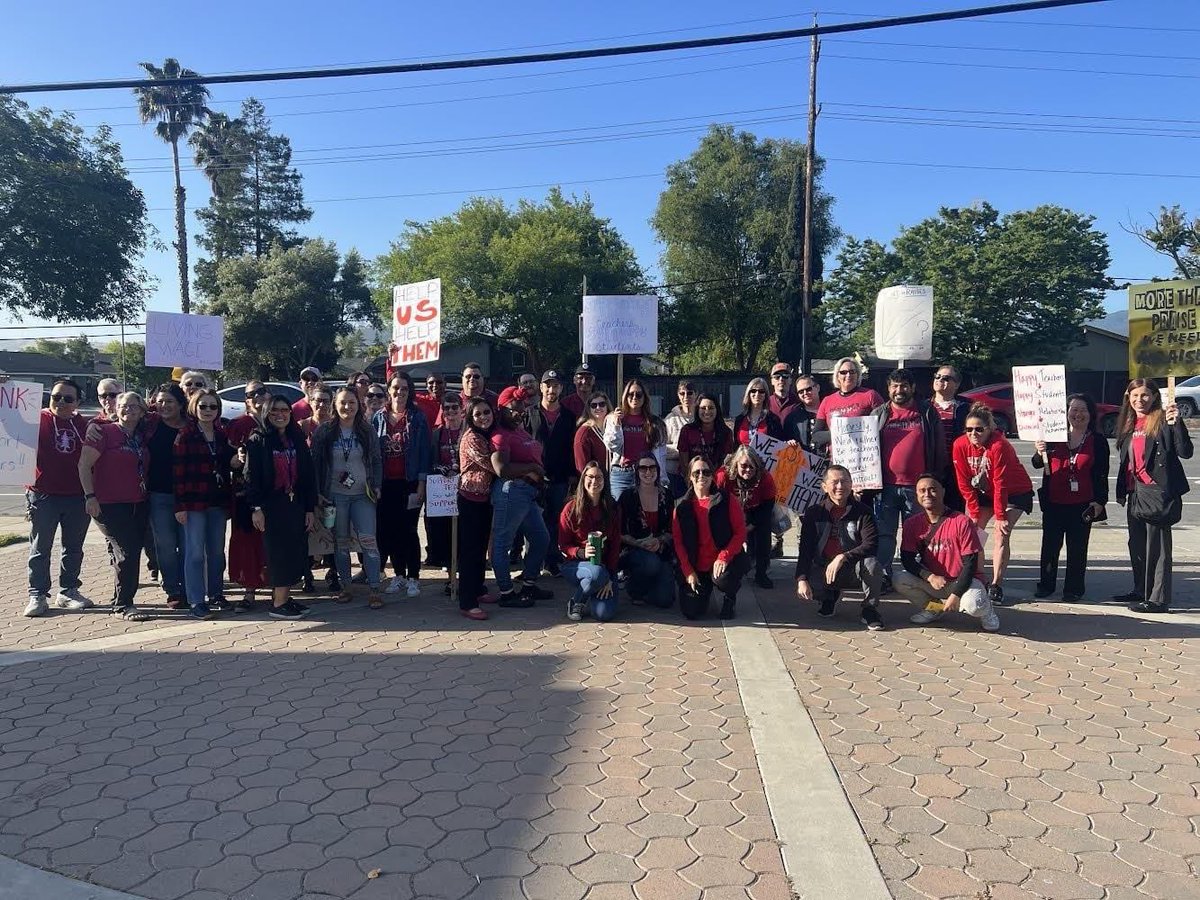 East #SanJose students deserve a permanent and qualified educator in every classroom. @WeAreESTA are working hard to ensure the best resources for students and are calling on ESUHSD to do the right thing. What a beautiful show of strength and solidarity on this #MayDay! #WeAreCTA