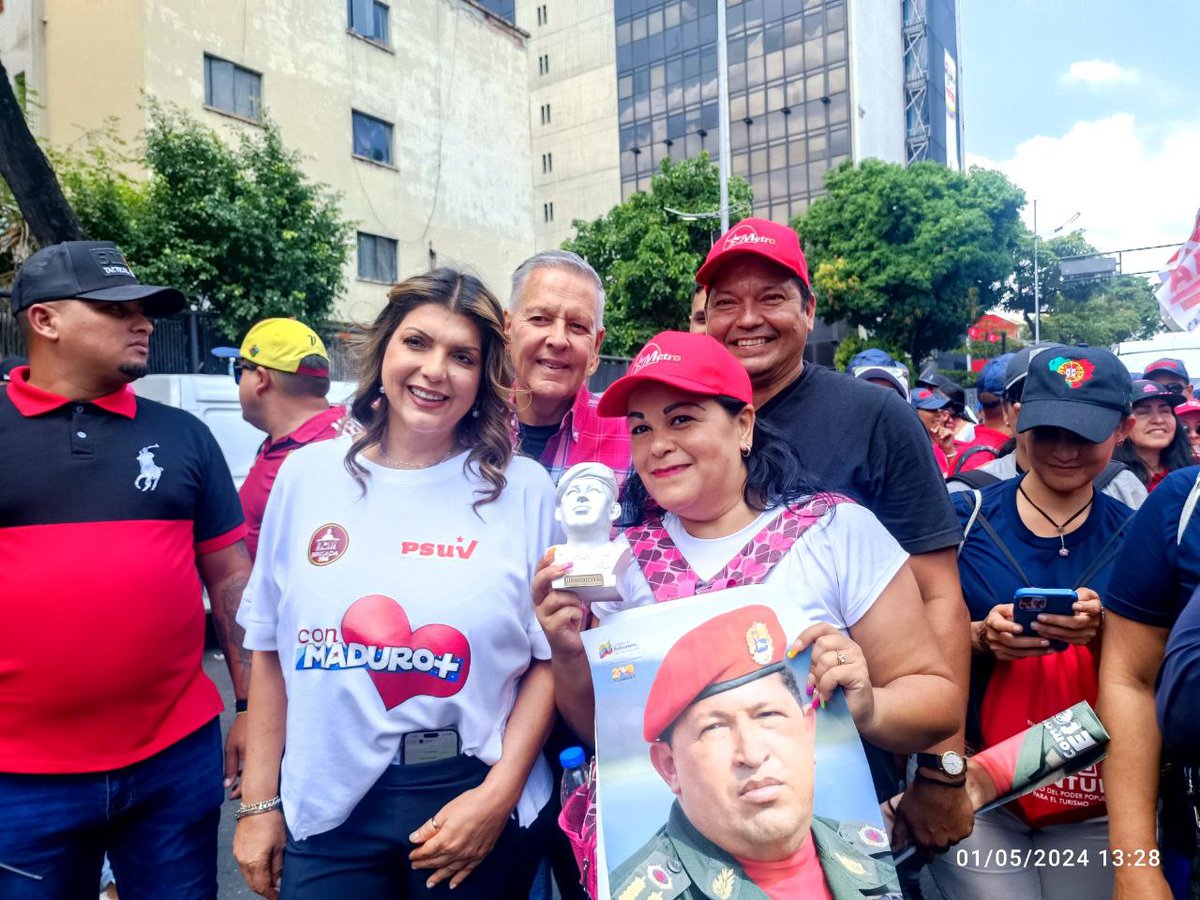 Feliz de acompañar a esta marea de pueblo trabajador, lleno de alegría y compromiso revoluciónario, guiado por nuestro presidente obrero @NicolasMaduro ¡Seguimos venciendo! #MayoDeTransformación