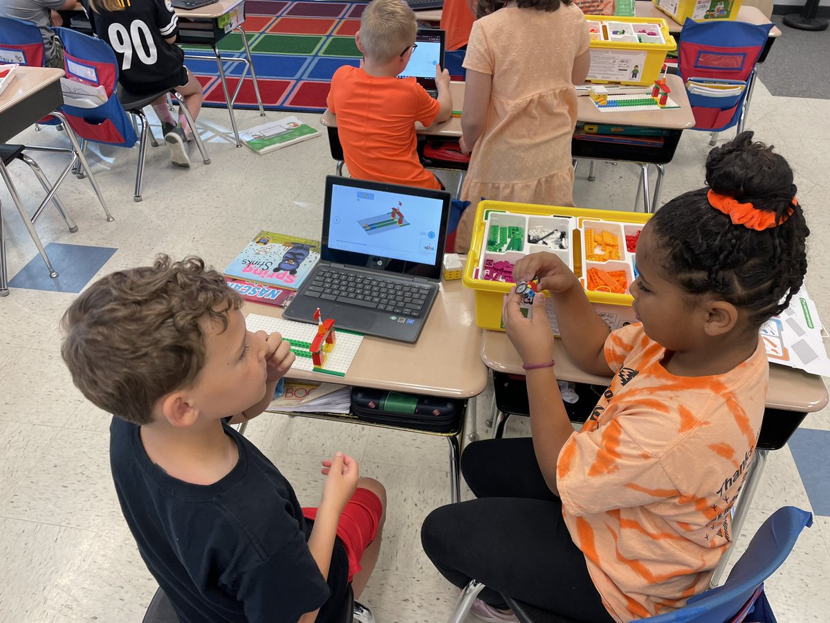 Our STEAM classes @Washington_Elm were busy creating, innovating, & learning! We built the Snack Stand for our Amusement Park w/ @LEGO_Group in 2nd & 3rd grade. K &1st grade did basic training w/ @Ozobot. 4th grade reviewed circuits w/ @SnapCircuits & @SquishyCircuits. #HPSDSTEAM