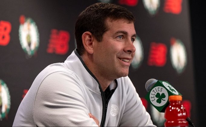 Boston Celtics'in basketbol operasyonları başkanı Brad Stevens, 2023-24 NBA Yılın Yöneticisi ödülüne layık görüldü.

Stevens'ın liderliğinde Celtics, 2023-24 normal sezonunda NBA'in en iyisi olan 64-18'lik bir derece yakaladı ve başlangıç kadrosunun ayrılmaz üyeleri olan guard…