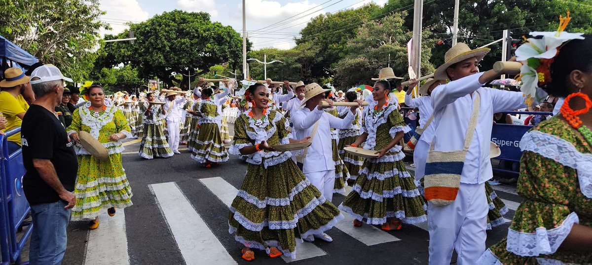 @2024salud2020 continúa Desfile de Piloneros Mayores grupos artísticos ediles sector agropecuario noticioso bailan los versos del Pilón turistas de Bucaramanga y de Medellín vienen desde hace 12 años disfrutan @FESVALLENATO