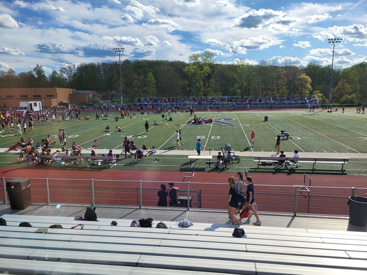 .@MHS_Scores drops a pair of hot 400H times to begin the Morris County Relays. Jason Meza burns a 53.75 and Aaliyah Murphy throws down a 1:03.11. Both tie meet records. I'll have you covered with more from Randolph tonight. #NJTrack