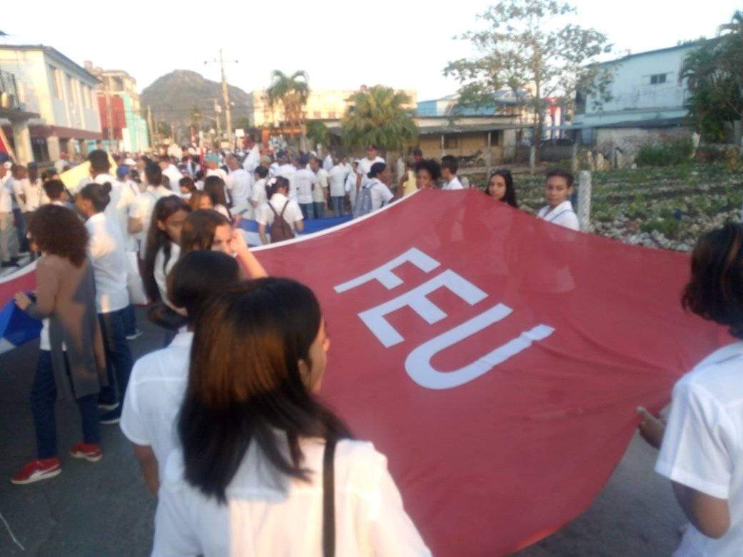 Estudiantes de la FEEM y la Feu Fcm-ij patentizando el compromiso de la FCMIJ con la Salud Isla.
#fcmij #FEUCuba #PorUn26EnEl24 #SentirPinero