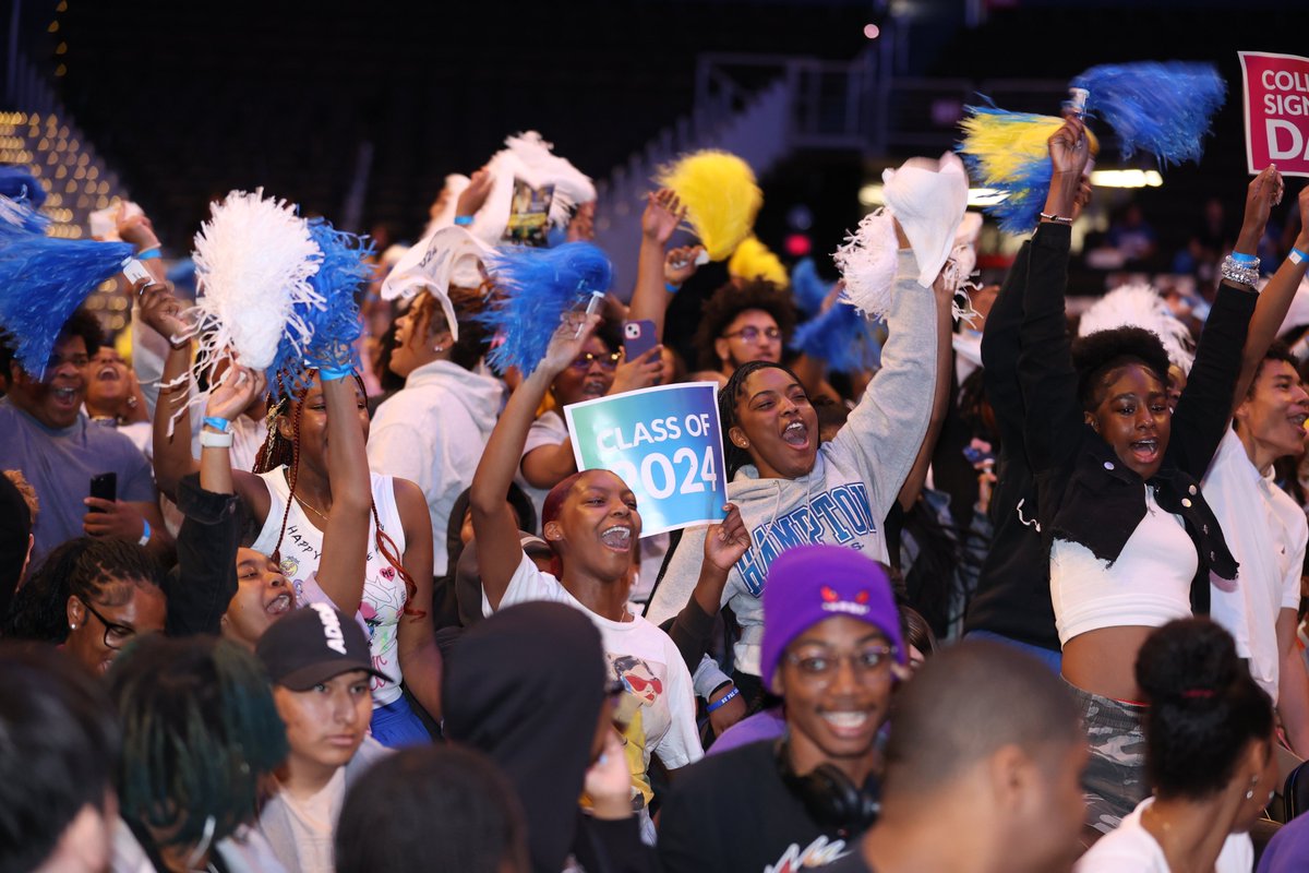 We had a blast yesterday celebrating local DC students during their #CollegeSigningDay with @DC_CAP! Glad to see students and school counselors having a blast with @MichelleObama and our #CollegeSigningDay pompoms and signs 🤩 Use #CollegeSigningDay to share where you’re going🎉