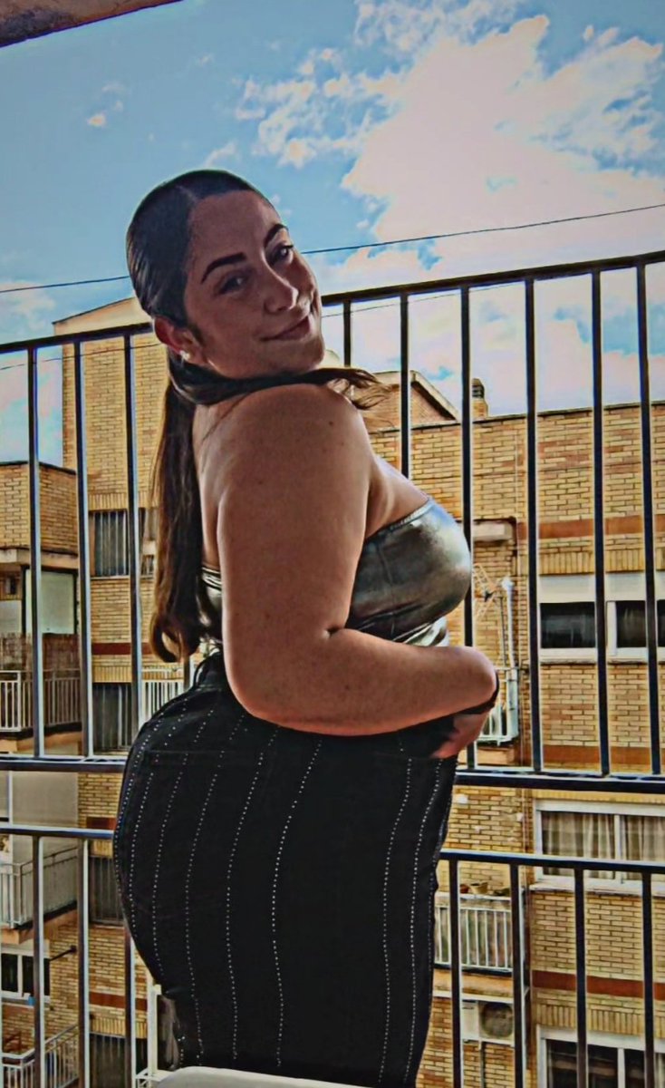 _26leyla_'s tweet photo. Están pasando demasiadas cosas...
Así qué, un poco de música alta y lista para hacerme fotitos. 

Mi personalidad en la foto 😁, 
Also me 🤧.

Mi madre siempre me dijo que en las fotos hay que salir guapa 🙄. https://t.co/mbTdfCTpFc
