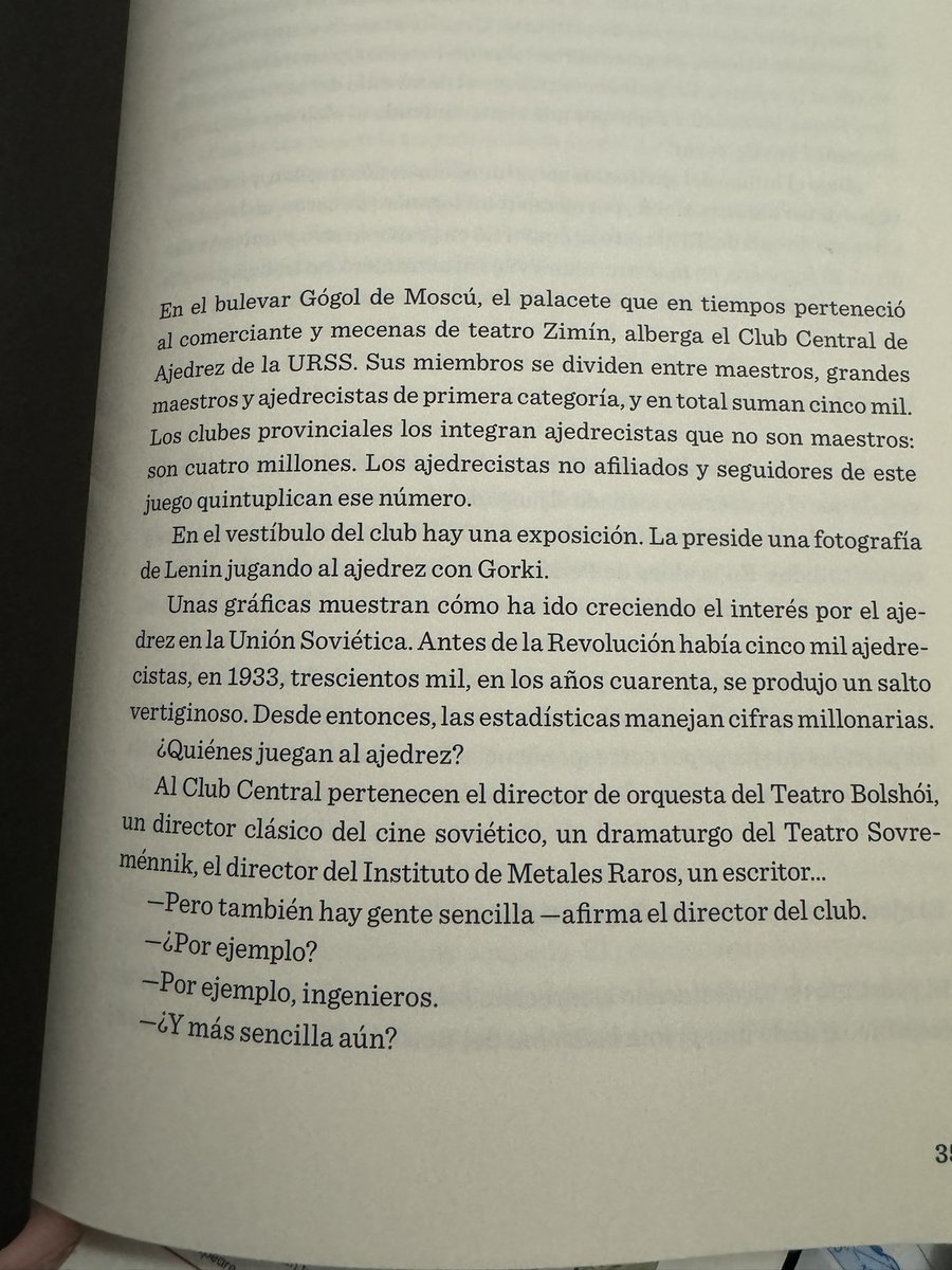 Esta maravilla libro de Hanna Krall en @LaCajaBooks. Aleksiévich y Kapuscinski admiraban sus reportajes. El capítulo del ajedrez le gustará a @JoseMaDeLoma y @mazuagah. #NiundíasinReporterismo.