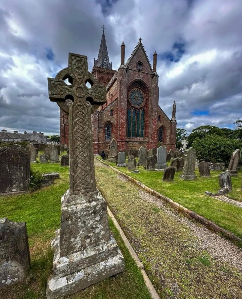 St Magnus Cathedral in Kirkwall, the capital city of Orkney Britain’s most northerly cathedral. St Magnus Cathedral known as the ‘Light in the North’ was founded in 1137 by the Viking, Earl Rognvald, in honour of his uncle St Magnus who was martyred in Orkney. 🏴󠁧󠁢󠁳󠁣󠁴󠁿 💙 🇧🇻 ♥ ⛪