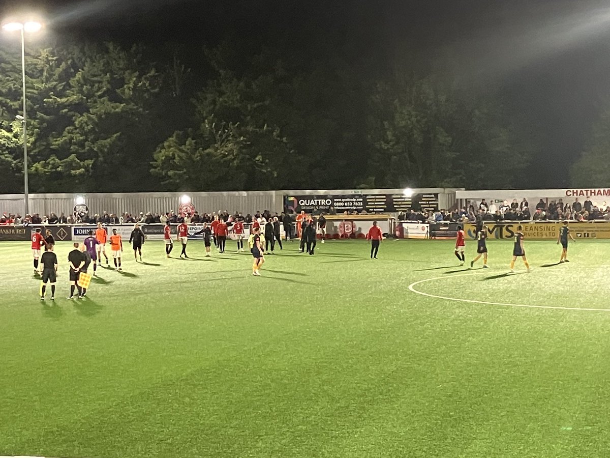 EXTRA TIME @ChathamTownFC 1 Horsham 1 ⚽️ Isiaka’s near post bullet-header in the 106th minute for Chats, equalised by Hammond thumping home for the visitors 6 mins later. 🔴 Chatham had a penalty appeal turned down as Yila tumbled late on. 😥 Pens to come…