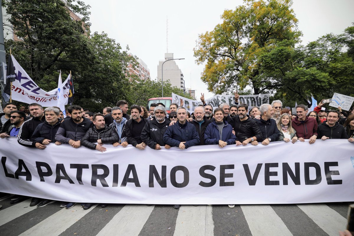 Hoy marchamos junto a @Kicillofok y el pueblo trabajador para reafirmar en las calles que el trabajo digno es un derecho que no se negocia. #DiaDelTrabajador