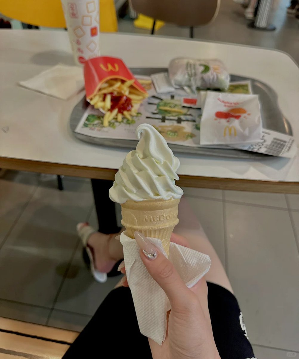 011Flopy's tweet image. “Ice cream is happiness condensed.”
