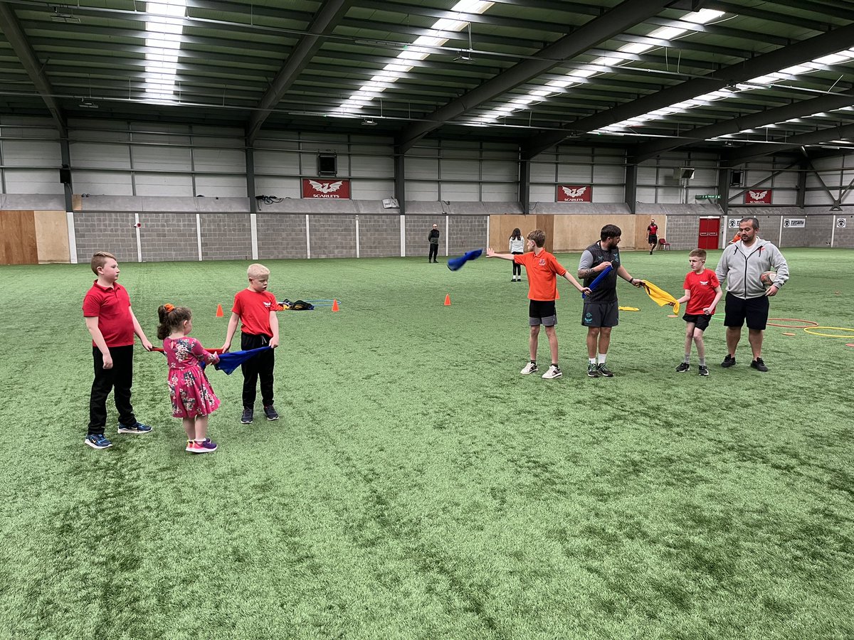 Another fantastic @CymunedScarlets Llanelli ICC this evening with 20+ participants enjoying rugby skills. Plenty of smiles on faces 🏆🏉🤩 Diolch as always @Jonnyevs_9 @officialaMikeB and @Buzfambest1 👏🏻 @WRU_Scarlets #WRUHub #JerseyForAll