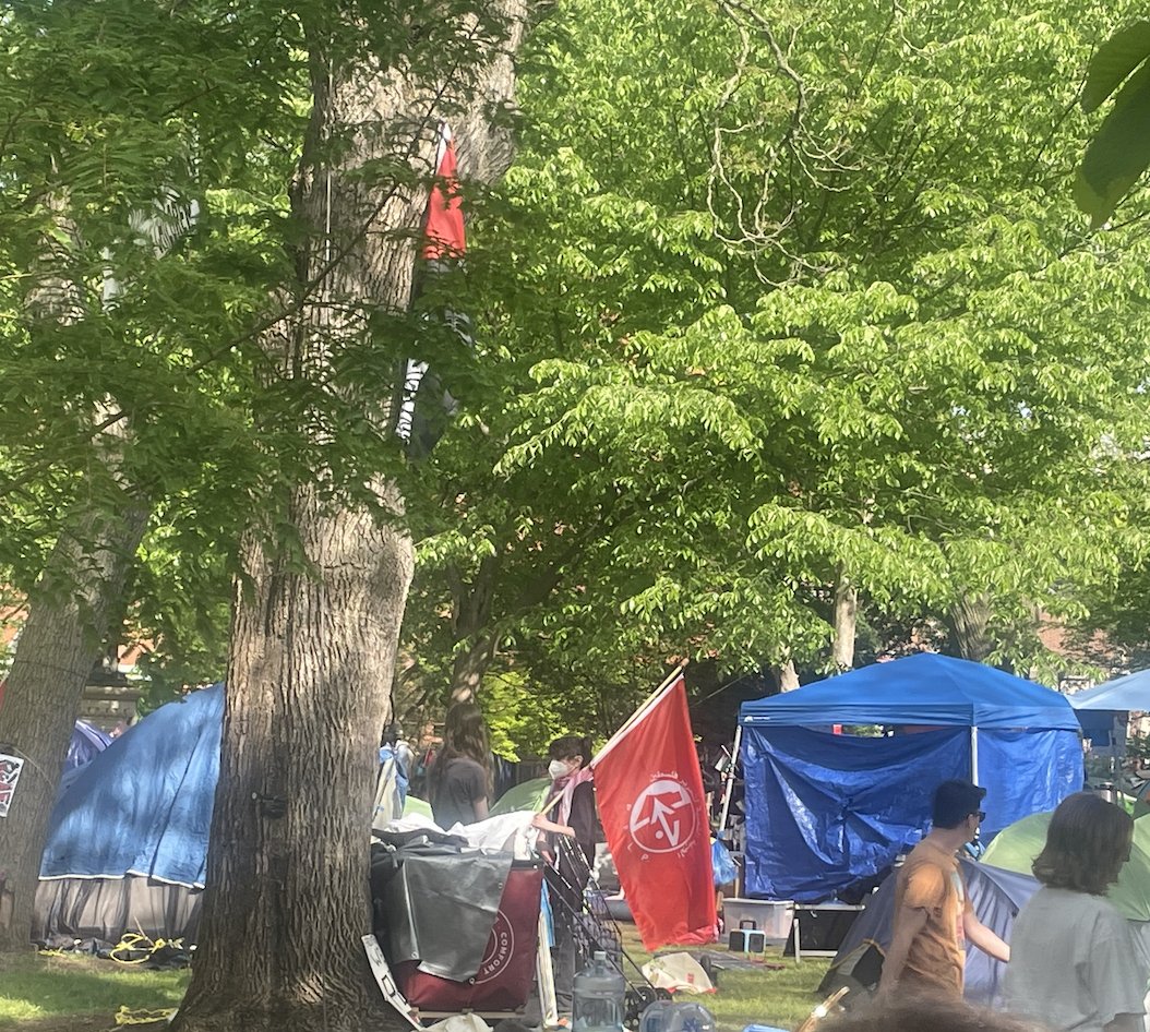 It has now been nearly a week since @Penn told its students that the encampment will be dispersed. Yet, today, almost a week later, the PFLP flag is waved in the center. This is a US-designated terrorist organization.