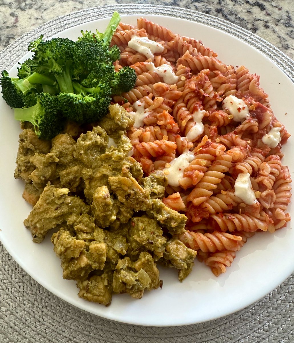 Lunch! 

🍝Simple #marinara #pasta (low carb for me, regular for him) & #mozzarella. 
🍝Leftover #Chicken Hariyali 
🍝Microwave #Steamed #Broccoli. 
🍝Fresh #Basil from the window plant. 

Did I get the #balance right?  

#twittersupperclub #lunch #homecooking #cook