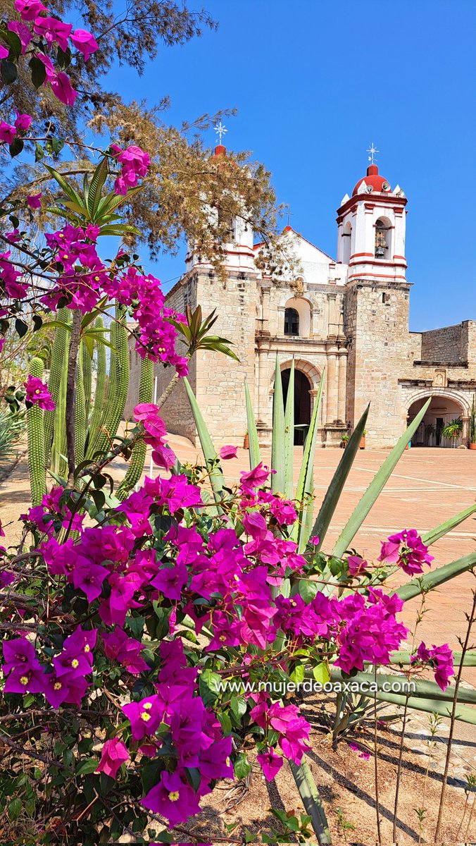 #RetoBrújula Desde esta población te deseo bonito #1deMayo...❤️ ¿La conoces? La historia dice que en algún momento llevó el nombre de Huijazoo y la primera parte de la construcción de su imponente Palacio Municipal data de 1930. #SéTuristaEnOaxaca 📸 MUJERDEOAXACA.COM