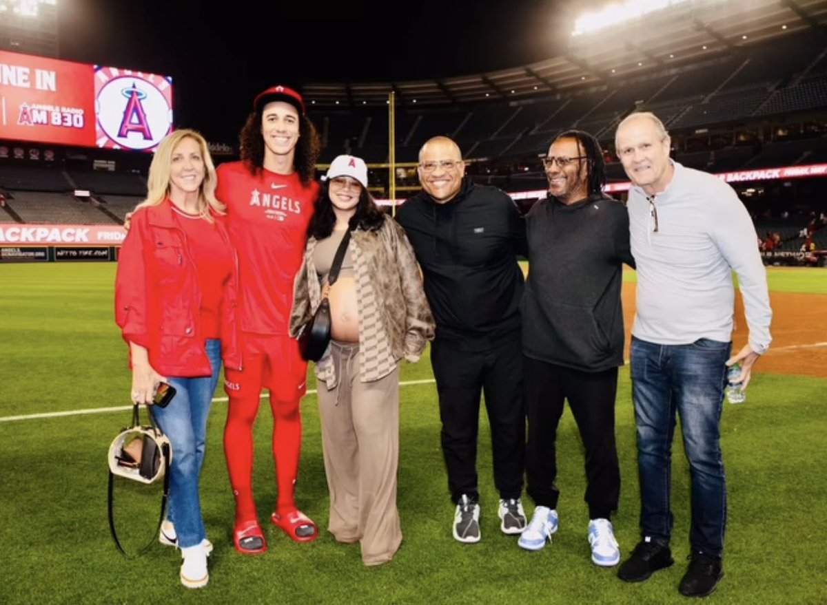 Vanessa Hudgens e seus sogros prestigiando seu marido Cole Tucker no jogo do Los Angeles Angels.