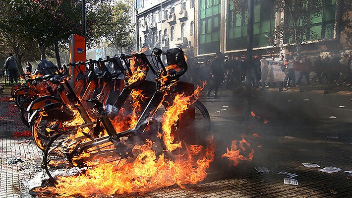 Jara tiró la piedra, los aleonó, pero no tiene el carácter ni la valentía para hacerse responsable. Solo es otra comunista. #DiaDelTrabajador #DiaDelDelincuente