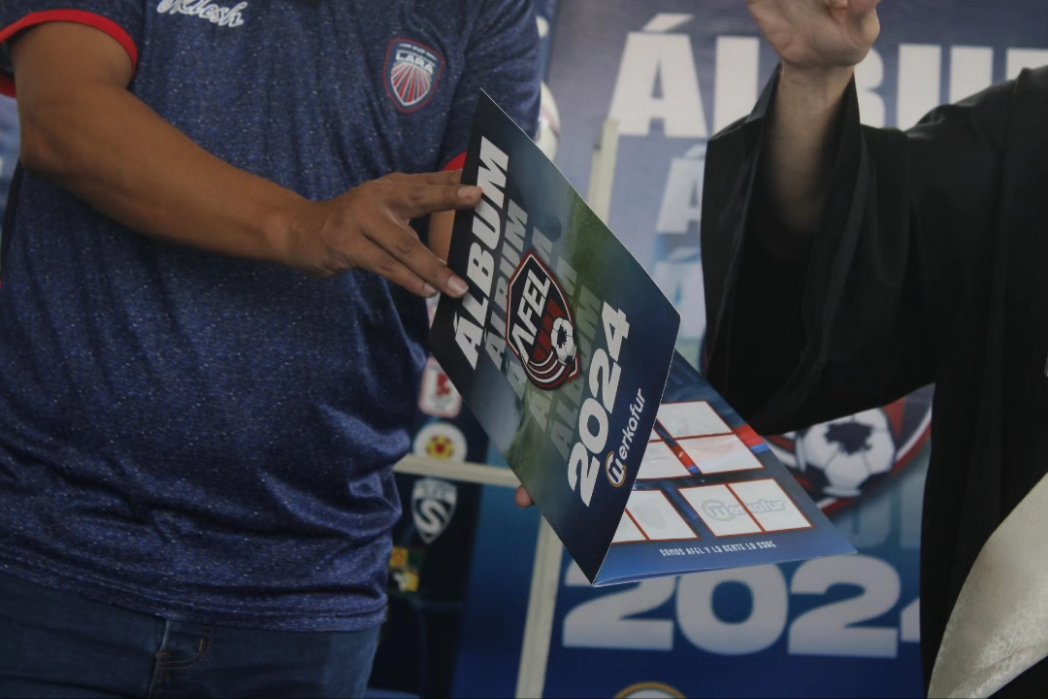 SomosAfel's tweet photo. Presentación del 𝐀́𝐋𝐁𝐔𝐌 𝐀𝐅𝐄𝐋 Merkafur 𝟐𝟎𝟐𝟒! ⚽ 🇱🇦

Se oficializa la llegada del Álbum AFEL MerkaFur con la presencia de nuestro presidente Licenciado Raúl Álvarez y autoridades del supermercado Merkafur 🔵🔴

¡Un solo fútbol para todo un estado! 🇻🇪

#SomosAFEL https://t.co/j3dlSy68pR