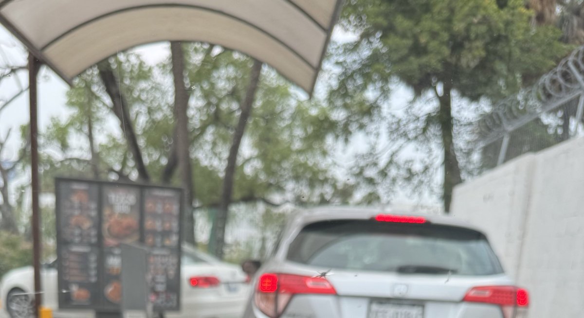 La de enfrente está pide y pide… cuando la trabajadora le pregunta “una cosa más?” Sigue pidiendo! Ya párele señora, yo tmb quiero pollito church’s!! Deje algo.