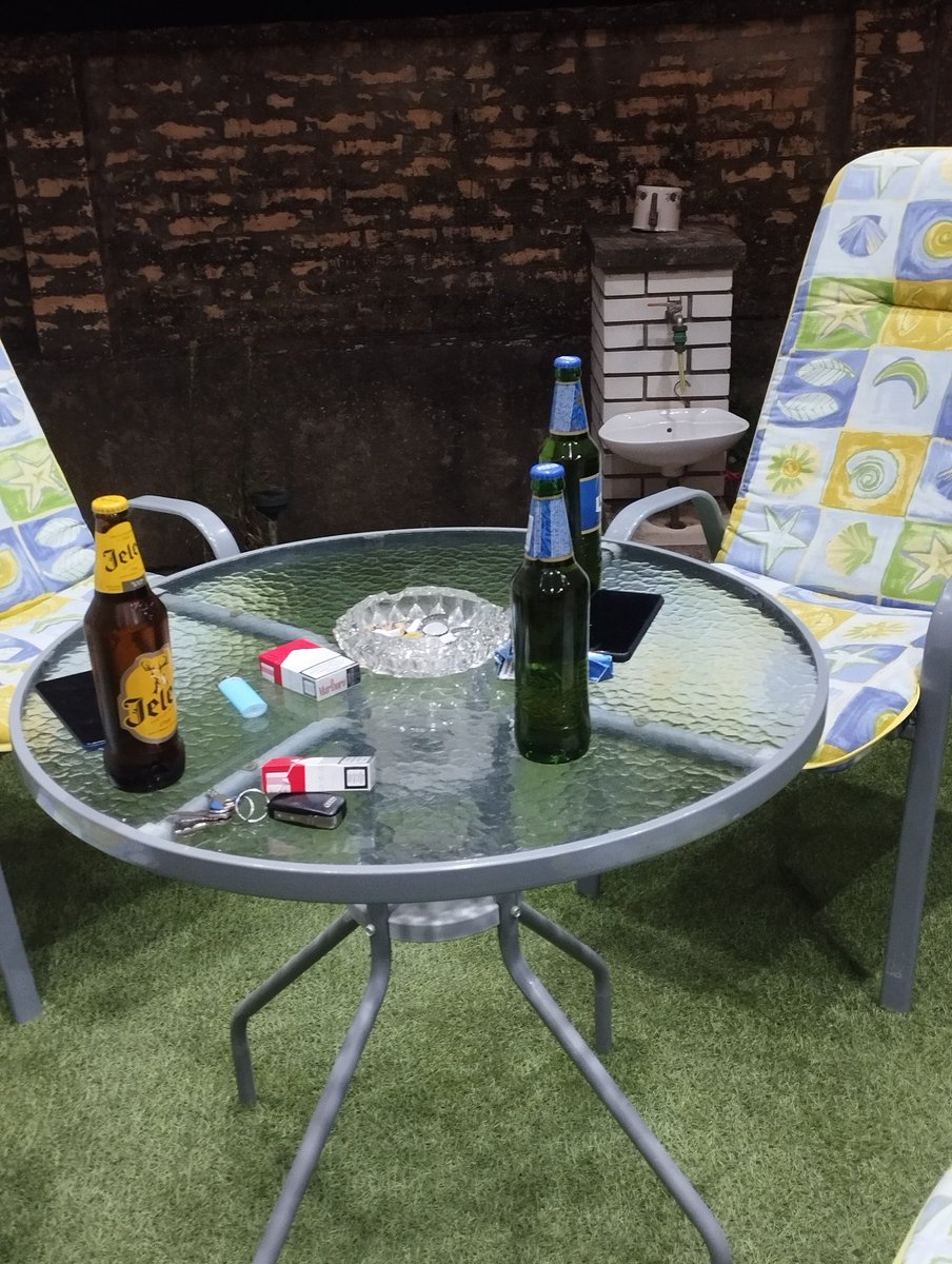 Hund 🐶 Schläft und wir sitzen noch auf der Terrasse und trinken Bier 🍺🍺 18 Grad
