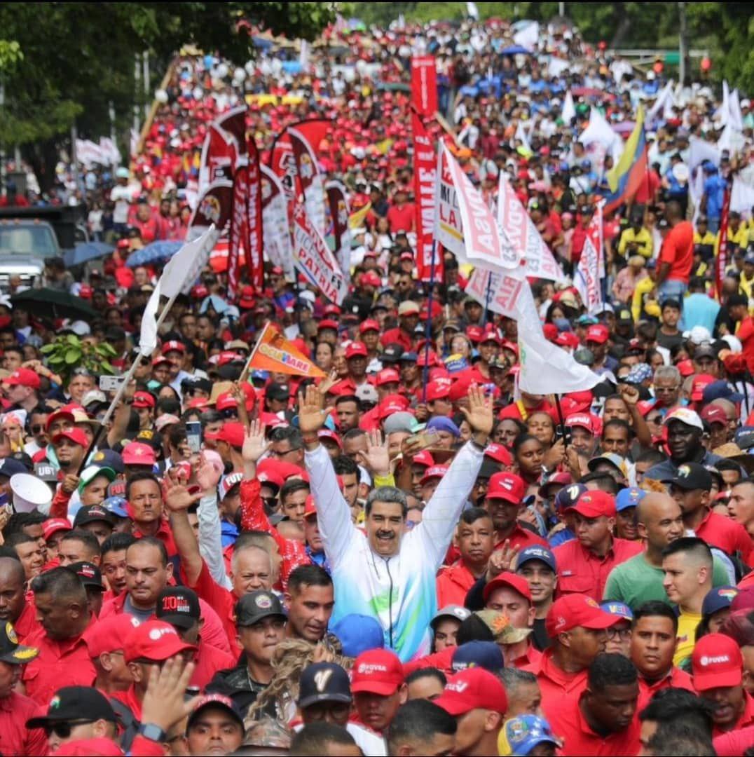 ¡Aqui les dejo esta imagen del Pdte. Nicolás Maduro durante la gran movilización de los trabajadores(as) del 1ero de Mayo en Caracas! @NicolasMaduro es un gigante de la Política, el 28 de Julio Nosotros Venceremos.