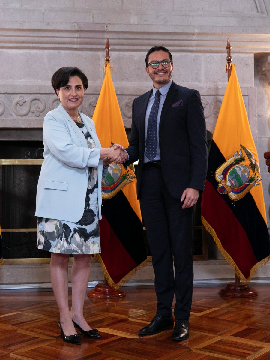 #ATENCIÓN @gabisommerfeld, canciller del Ecuador, se reunió con César Vásquez, secretario de la @SerBachillerEc, para tratar la situación de las becas en el país. Según informa @CancilleriaEc, el Gobierno en cuatro meses otorgó 5,339 becas gestionadas. Informa que programas…