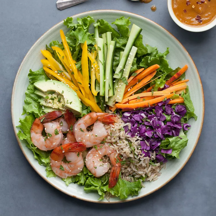 As the weather is getting warmer, salads could be the easiest and best choice. This colorful full of veggies salad along with shrimp is really delicious. Low calorie and high in protein.
eatingwell.com/recipe/256969/…
#salad #highprotein #lowcalorie #fit #veggies