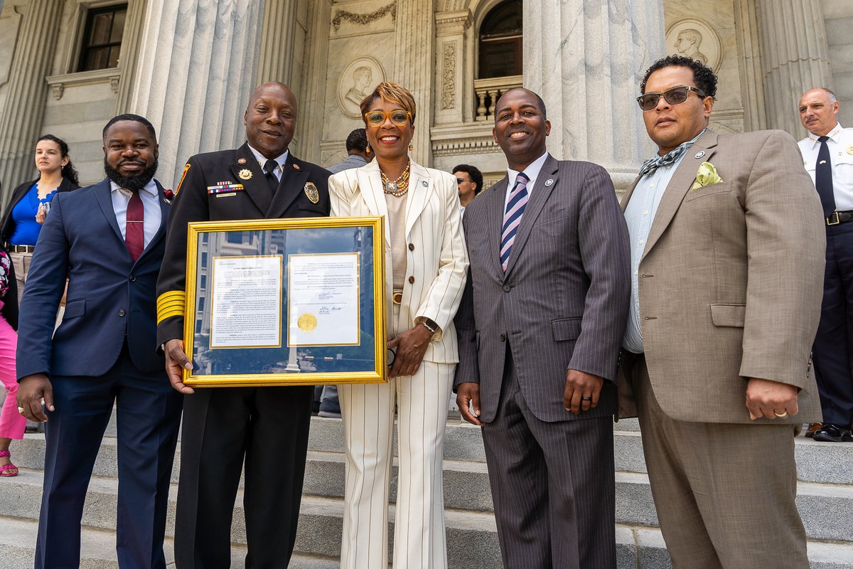 Today, local & state officials presented a resolution to @ColaFire🚒 Chief Aubrey Jenkins at the SC Statehouse, honoring him for 45 years of service to #RichlandCountySC.

Members of County Council + administrative staff helped celebrate Chief Jenkins' work serving the community.