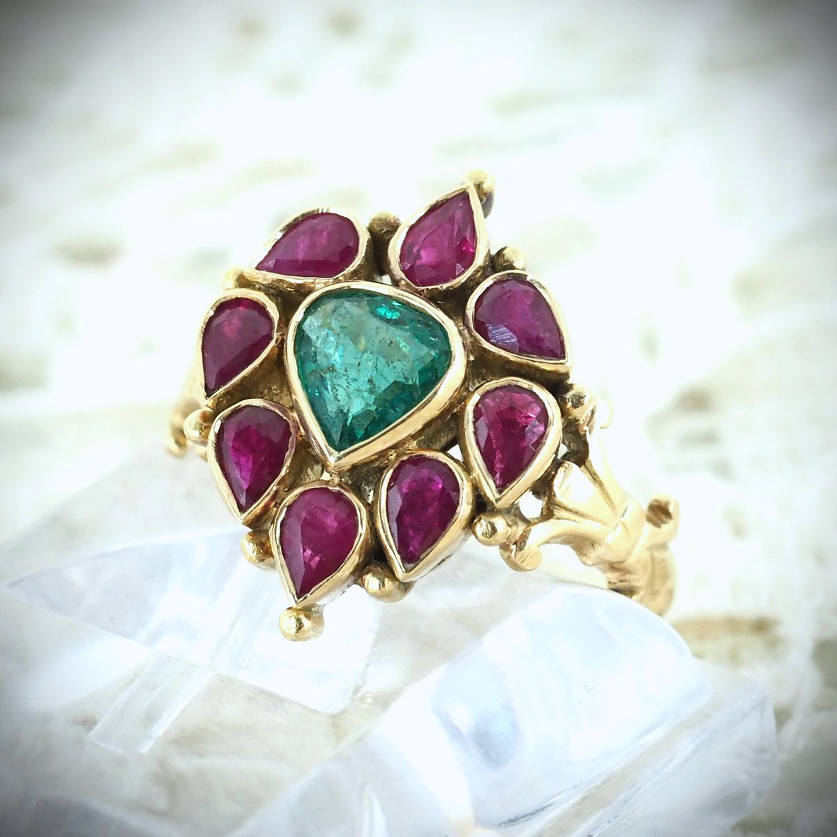 Estate massive 18K solid gold ring with one natural emerald and 8 natural rubies Fine retro statement jewelry Hallmarked
ow.ly/nPhI50Rtnpo
#18Ksolidgold #massivegoldring #yellowgold #naturalgemstones #emerald #rubies #highjewelry #cocktail #retroperiod #hallmarked