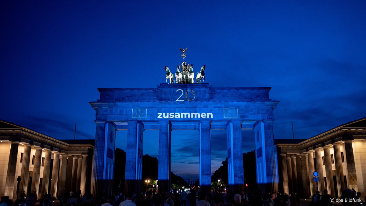 In Berlin feiern wir heute wie überall in der EU #20JahreZusammen - auch das Brandenburger Tor hat sich schön gemacht! Am 1. Mai 2004 traten 🇨🇾 🇨🇿 🇪🇪 🇭🇺 🇱🇻 🇱🇹 🇲🇹 🇵🇱 🇸🇰 🇸🇮 der EU bei und machten sie stärker. Ein wahrhaft historischer Tag. 🇪🇺 #20YearsTogether #BrandenburgerTor