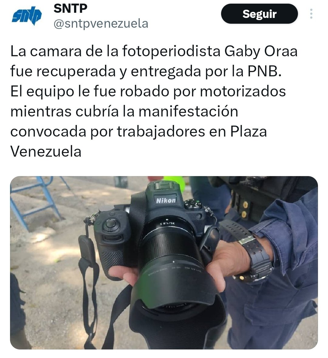 jesusmedinae's tweet photo. Execelente la PNB recuperó la camara que le robaron a la fotoperiodista @gabyoraa los colectivos malandros. https://t.co/qmTZBtyEH5