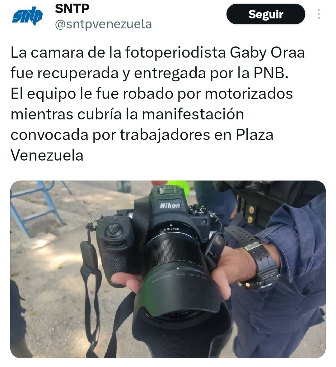 Execelente la PNB recuperó la camara que le robaron a la fotoperiodista @gabyoraa los colectivos malandros.